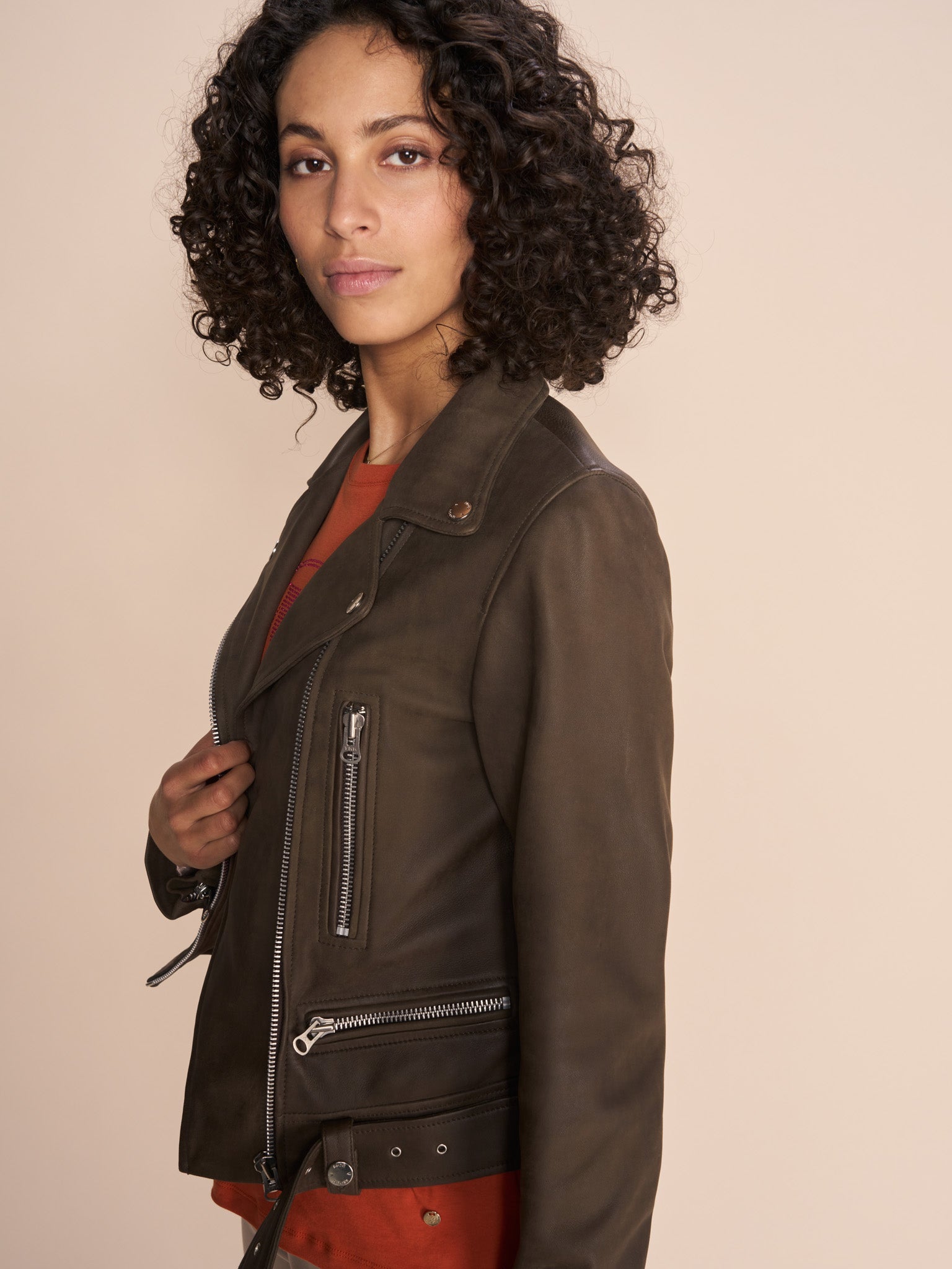 Modelshot / Slate Black / Detail